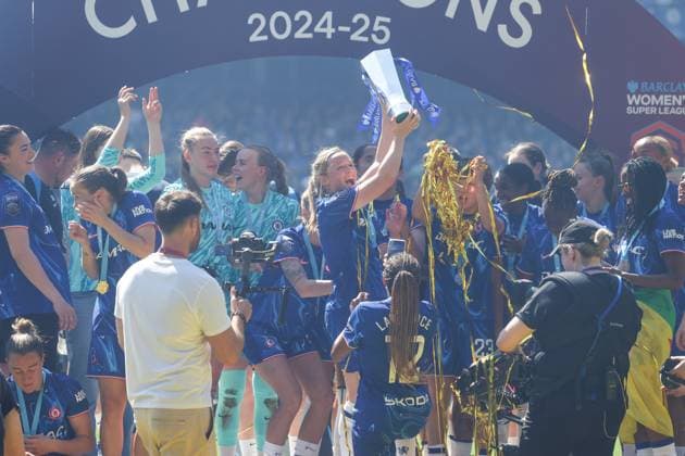 Erin Cuthbert of Chelsea lifts the Barclays Women s Super League trophy Chelsea v Liverpool, Football, Barclays Women s Super League, Stamford Bridge, London, UK - 10 05 25 EDITORIAL USE ONLY No use with unauthorised audio, video, data, fixture lists (outside the EU), club league logos or live services. Online in-match use limited to 45 images (+15 in extra time). No use to emulate moving images. No use in betting, games or  Copyright: xAnthonyxHanc Shutterstockx 15292910dp