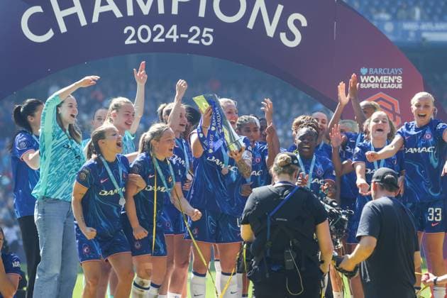Millie Bright of Chelsea lifts the Barclays Women s Super League trophy Chelsea v Liverpool, Football, Barclays Women s Super League, Stamford Bridge, London, UK - 10 05 25 EDITORIAL USE ONLY No use with unauthorised audio, video, data, fixture lists (outside the EU), club league logos or live services. Online in-match use limited to 45 images (+15 in extra time). No use to emulate moving images. No use in betting, games or  Copyright: xAnthonyxHanc Shutterstockx 15292910dq