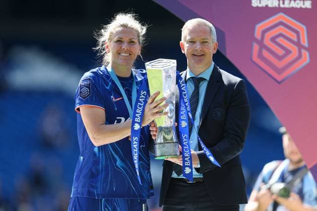 Chelsea gegen Liverpool Frauen 10. Mai 2025, London Barclays Women™s Super League Fußball Chelsea gegen Liverpool Frauen Millie Bright von Chelsea und Paul Green, Leiter des Frauenfußballs bei Chelsea mit der Trophäe Foto Charlotte Wilson Offside London UK  Copyright: xCharlottexWilsonx xOffsidexOffside