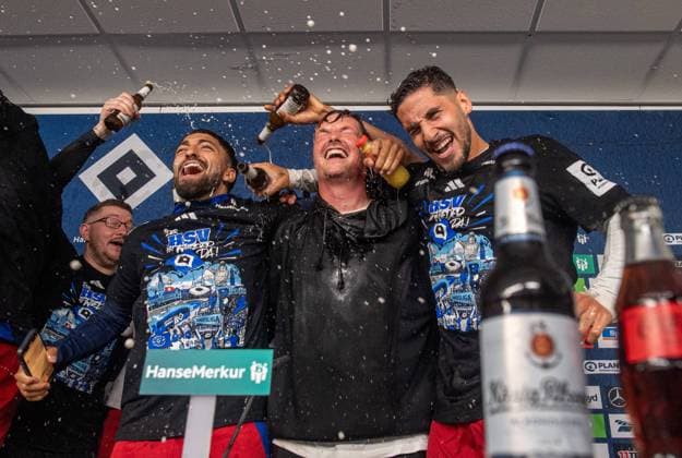 Football, Men, Season 2024 2025, 2 Bundesliga 33 Matchday , Hamburger SV SSV Ulm, HSV celebrates promotion to the 1 Bundesliga, in the picture from left Immanuel Pherai HSV and Ludovit Reis HSV hand out beer showers to coach Merlin Polzin HSV , 10 05 2025, Copyright: xSebastianxRäppold MatthiasxKochx