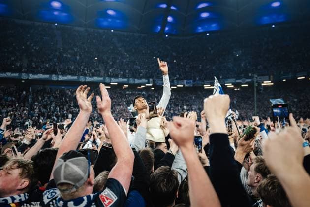 Soccer Men Season 2024 2025 2 Soccer Bundesliga 33 Matchday Hamburger SV vs SSV Ulm 1846 10 05 2025 Davie Selke 27, HSV in the midst of the fans celebrates the promotion Platzsturm Prayer Hamburg Volksparkstadion Hamburg Germany