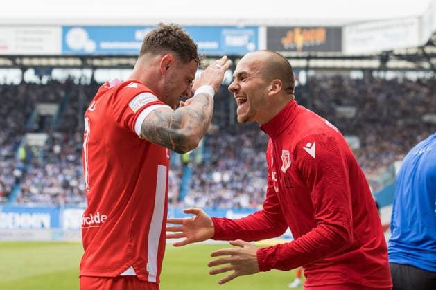 Rostock, Germany 10 May 2025 3 Liga 2024 2025 FC Hansa Rostock vs FC Energie Cottbus In the picture li Timmy Thiele Energie Cottbus cheers after his goal to 0 2 with Phil Halbauer Energie Cottbus DFB regulations prohibit any use of photographs as image sequences and or quasi video Ostseestadion Mecklenburg Vorpommern Copyright: xFotostandx xWeilandx