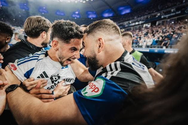 Soccer Men Season 2024 2025 2 Soccer Bundesliga 33 Matchday Hamburger SV vs SSV Ulm 1846 10 05 2025 Ludovit Reis 14, HSV celebrates promotion with a fan Hamburg Volksparkstadion Hamburg Germany