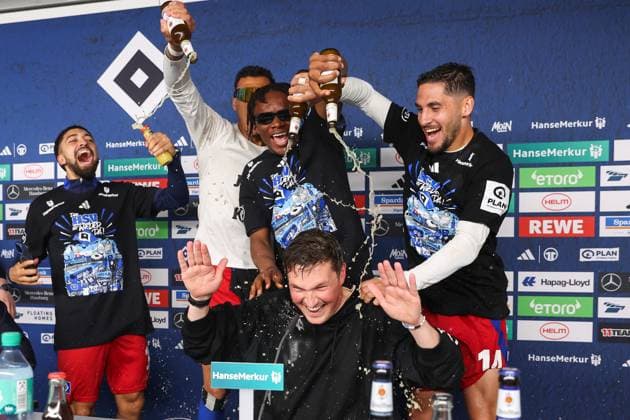2 Bundesliga Hamburger SV SSV Ulm on 10 05 2025 at the Volksparkstadion in Hamburg Coach Merlin Polzin Hamburg is surprised with a beer shower at the press conference MH