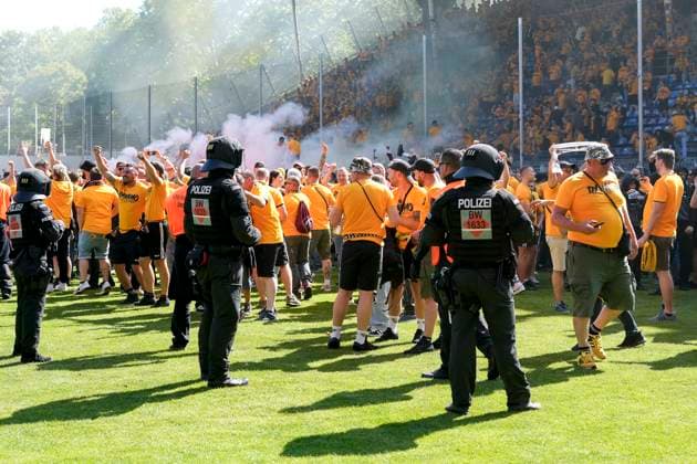 The Ultras of Dynamo Dresden cheer after the end of the game about the promotion and storm onto the pitch after the final whistle, cheering, storming the pitch, fans, audience, spectators, mood, atmosphere, stadium, climber, cheering after the final whistle, joy, cheers, cheer, cheerful, positive, happy, rejoice, optimistic, highlight, action, action, 10 05 2025, Mannheim Germany , Football, 3 Liga, SV Waldhof Mannheim SG Dynamo Dresden, DFB DFL REGULATIONS PROHIBIT ANY USE OF PHOTOGRAPHS AS IMAGE SEQUENCES AND OR QUASI VIDEO xozx
