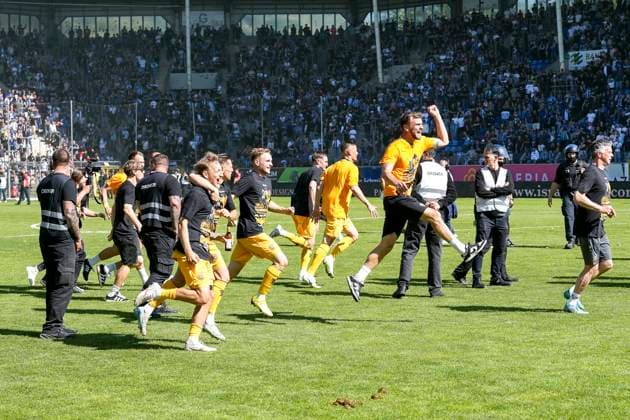 Dynamo Dresden players cheer after the end of the game despite defeat about the promotion, promoted, promoted, cheering after the final whistle, joy, cheers, cheering, cheerful, positive, happy, rejoice, optimistic, highlight, action, 10 05 2025, Mannheim Germany , Football, 3 Liga, SV Waldhof Mannheim SG Dynamo Dresden, DFB DFL REGULATIONS PROHIBIT ANY USE OF PHOTOGRAPHS AS IMAGE SEQUENCES AND OR QUASI VIDEO xozx