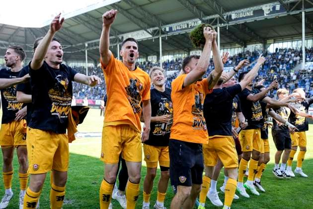 Dynamo Dresden players cheer after the end of the game despite defeat about the promotion, promoted, promoted, cheering after the final whistle, joy, cheers, cheering, cheerful, positive, happy, rejoice, optimistic, highlight, action, 10 05 2025, Mannheim Germany , Football, 3 Liga, SV Waldhof Mannheim SG Dynamo Dresden, DFB DFL REGULATIONS PROHIBIT ANY USE OF PHOTOGRAPHS AS IMAGE SEQUENCES AND OR QUASI VIDEO xozx