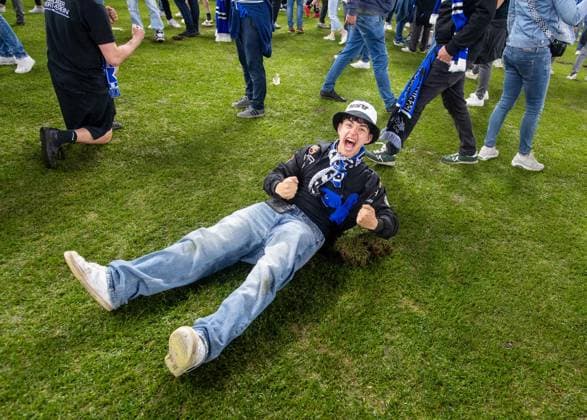 Soccer, Men, Season 2024 2025, 2 Bundesliga 33 Matchday , Hamburger SV SSV Ulm, HSV celebrates promotion to 1 Bundesliga, fans storm the pitch, they tear out pieces of grass, 10 05 2025, Copyright: xSebastianxRäppold MatthiasxKochx
