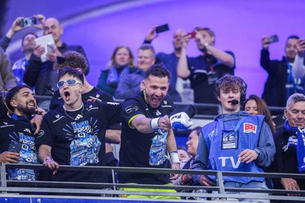 Soccer 2 Bundesliga 33 Matchday Hamburger SV SSV Ulm 1846 Soccer on 10 05 2025 at Volksparkstadion in Hamburg Daniel Heuer Fernandes Hamburg celebrates thanks to the fans DFL regulations prohibit any use of photographs as image sequences and or quasi video xJRx