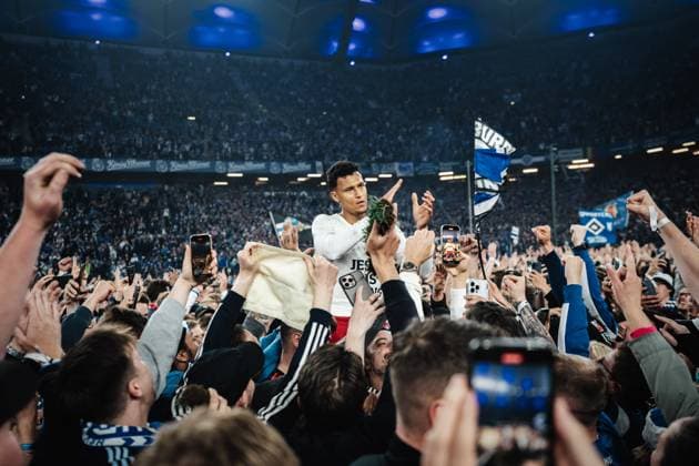 Soccer Men Season 2024 2025 2 Soccer Bundesliga 33 Matchday Hamburger SV vs SSV Ulm 1846 10 05 2025 Davie Selke 27, HSV in the midst of the fans celebrates the promotion Platzsturm Prayer carried on the shoulders Hamburg Volksparkstadion Hamburg Germany