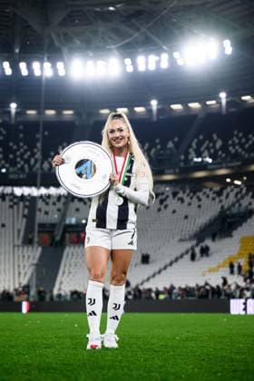 Fußball, Frauen, Juventus Turin - Inter Mailand Juventus Alisha Debora Lehmann celebrates with the Italian Championship trophy during the Serie A women soccer match between Juventus and Inter at Allianz Stadium in Turin, Italy - Saturday, May 10, 2025.  Copyright: xLaPresse NicoloxCampox