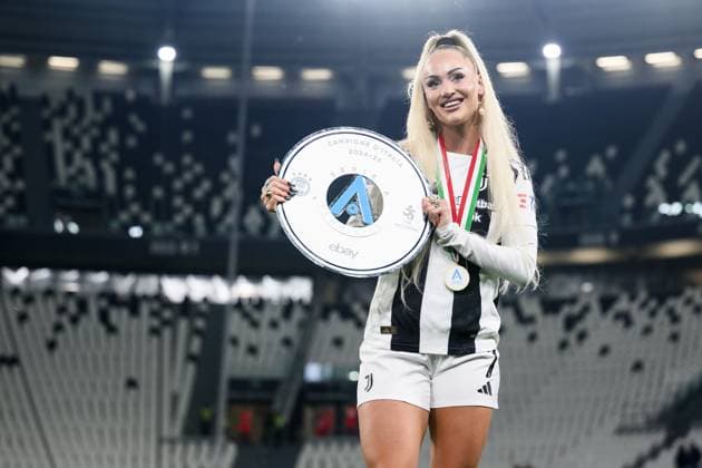 Fußball, Frauen, Juventus Turin - Inter Mailand Juventus Alisha Debora Lehmann celebrates with the Italian Championship trophy during the Serie A women soccer match between Juventus and Inter at Allianz Stadium in Turin, Italy - Saturday, May 10, 2025.  Copyright: xLaPresse NicoloxCampox
