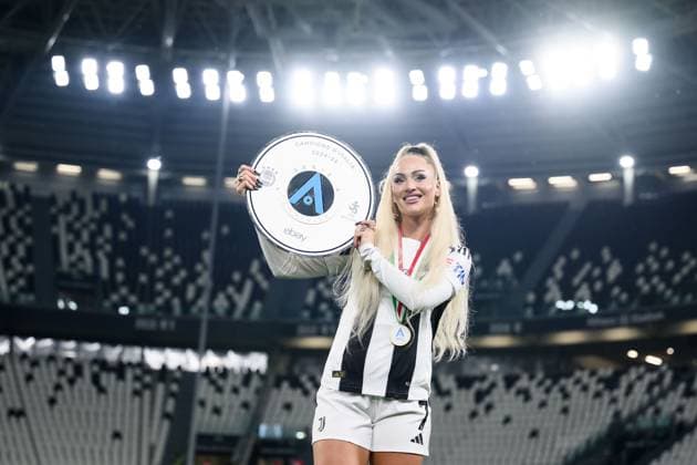 Fußball, Frauen, Juventus Turin - Inter Mailand Juventus Alisha Debora Lehmann celebrates with the Italian Championship trophy during the Serie A women soccer match between Juventus and Inter at Allianz Stadium in Turin, Italy - Saturday, May 10, 2025.  Copyright: xLaPresse NicoloxCampox