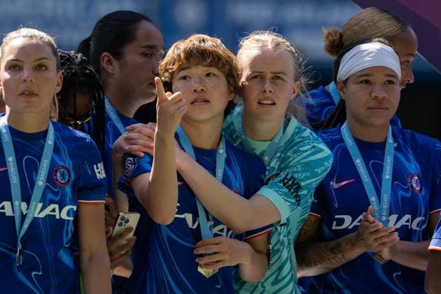 GB. London 10 MAY: Maika Hamano and Hannah Hampton of Chelsea during the Barclays Women s Super League match between Chelsea FC and Liverpool FC at Stamford Bridge on May 10, 2025 in London, England. Photo Sebastian Frej Chelsea FC v Liverpool FC, WSL Copyright: xSebastianxFrejx