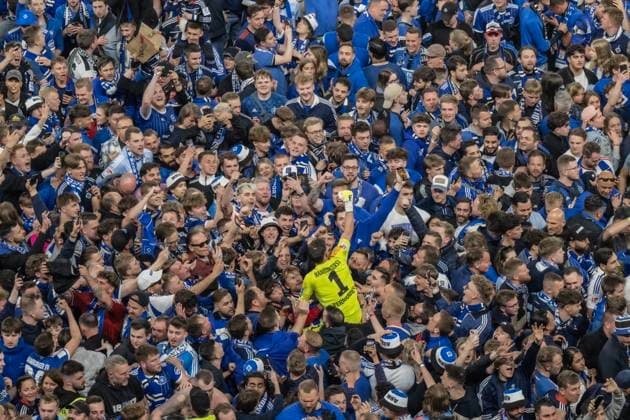Hamburger SV vs SSV ULM 6 1 10 05 2025, Volksparkstadion, BundesLigaspiel, 2 Bundesliga, Hamburger SV vs SSV ULM 6 1 im Bild Es ist geschachfft HSV hat den Aufstieg geschafft Freude über all Daniel Heuer Fernandes HAmburger SV lässt sich feiern Â