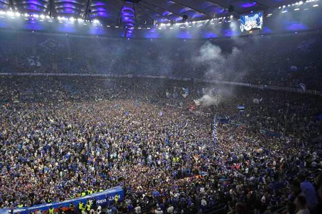 GER 2 FBL,, Hamburger SV vs SSV Ulm 1846 10 05 2025, Volksparkstadion, Hamburg, GER 2 FBL, Hamburger SV vs SSV Ulm 1846 in the picture Feature the spectators storm the pitch and celebrate their team nordphotoxGmbH xWitke nph00002