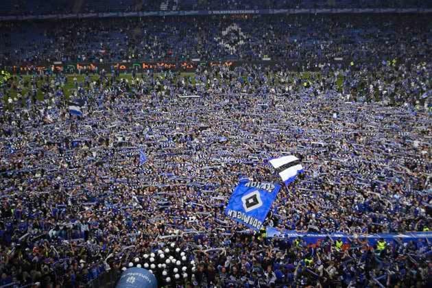 GER 2 FBL,, Hamburger SV vs SSV Ulm 1846 10 05 2025, Volksparkstadion, Hamburg, GER 2 FBL, Hamburger SV vs SSV Ulm 1846 in the picture Feature the spectators storm the pitch and celebrate their team nordphotoxGmbH xWitke nph00002