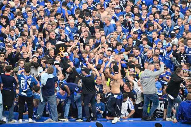GER 2 FBL,, Hamburger SV vs SSV Ulm 1846 10 05 2025, Volksparkstadion, Hamburg, GER 2 FBL, Hamburger SV vs SSV Ulm 1846 in the picture feature the spectators storm the pitch nordphotoxGmbH xWitke nph00002