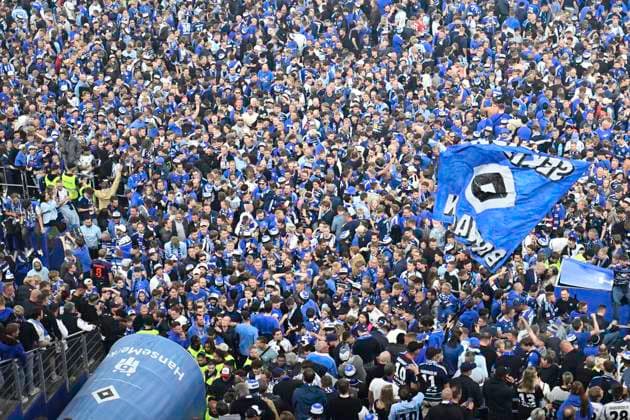 GER 2 FBL,, Hamburger SV vs SSV Ulm 1846 10 05 2025, Volksparkstadion, Hamburg, GER 2 FBL, Hamburger SV vs SSV Ulm 1846 in the picture feature the spectators storm the pitch nordphotoxGmbH xWitke nph00002