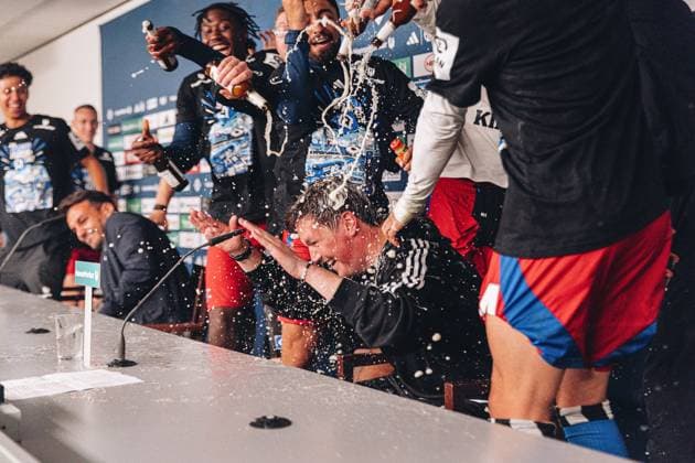 Soccer I Men I Season 2024 2025 I 2 Bundesliga I 33 Matchday I Hamburger SV SSV Ulm I 10 05 2025 Merlin Polzin Coach, Hamburger SV gets tipped with beer Hamburg Volksparkstadion Hamburg Germany Copyright: xLobecax xHenningxRohlfsx