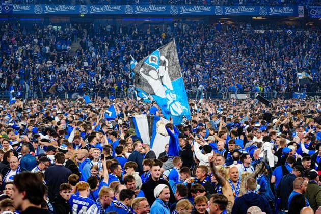 Fans celebrate Hamburger SVs promotion with a pitch storm GER, Hamburger SV vs SSV Ulm, Football, 2 Bundesliga, Matchday 33, Season 2024 2025, 10 05 2025 DFL REGULATES PROHIBIT ANY USE OF PHOTOGRAPHS AS IMAGE SEQUENCES AND OR QUASI VIDEO GER, Hamburger SV vs SSV Ulm, Football, 2 Bundesliga, Matchday 33, Season 2024 2025, 10 05 2025 Hamburg Copyright: xEibner-Pressefoto MarcelxvonxFehrnx EP_MFN