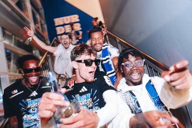 Soccer I Men I Season 2024 2025 I 2 Bundesliga I 33 Matchday I Hamburger SV SSV Ulm I 10 05 2025 Otto Stange 49, Hamburger SV celebrates promotion Hamburg Volksparkstadion Hamburg Germany Copyright: xLobecax xHenningxRohlfsx