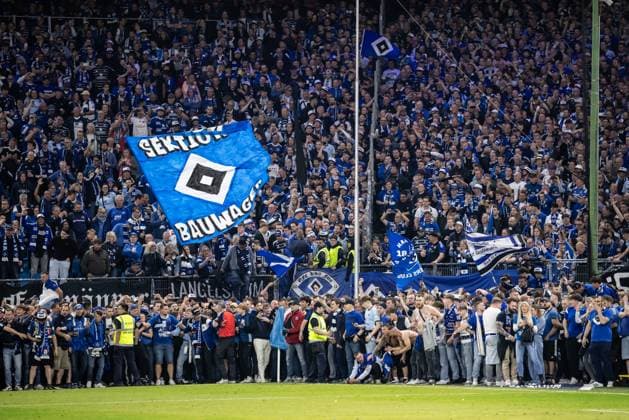 Fußball Herren 2 Bundesliga 33 Spieltag Saison 2024 2025 Hamburger SV vs SSV Ulm 1846 Fußball 10 05 2025 10 05 2025, Fußball, Saison 2024 2025, 2 Bundesliga, 33 Spieltag, Hamburger SV SSV Ulm, Emotionen Freude Jubel beim Aufstieg des Hamburger SV in die 1 Bundesliga K kaum ein halten bei Fans, minutes before the final whistle, the Hamburger SV fans were already waiting on the line for the final whistle to storm the pitch Photo Lucca Fundel DFL regulations prohibit any use of photographs as image sequences and or quasi video Hamburg Volksparkstadion Hamburg Hamburg Germany