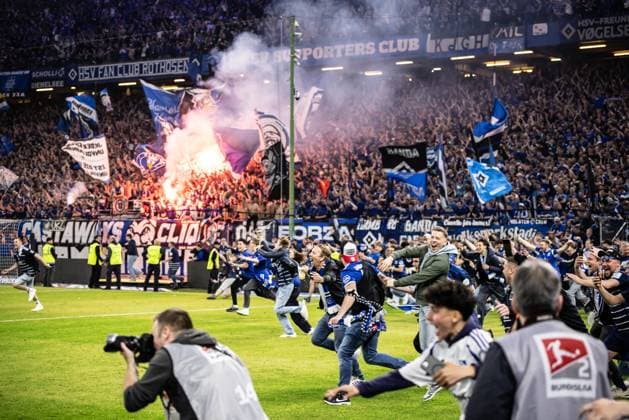 Soccer Men 2 Bundesliga 33 Matchday Season 2024 2025 Hamburger SV vs SSV Ulm 1846 Football 10 05 2025 10 05 2025 10 05 2025, Football, Season 2024 2025, 2 Bundesliga, 33 Matchday, Hamburger SV SSV Ulm, Emotions Joy Cheers at Hamburger SVs promotion to the 1 Bundesliga Platzsturm der Fans des Hamburger SV Foto Lucca Fundel DFL regulations prohibit any use of photographs as image sequences and or quasi video Hamburg Volksparkstadion Hamburg Hamburg Germany