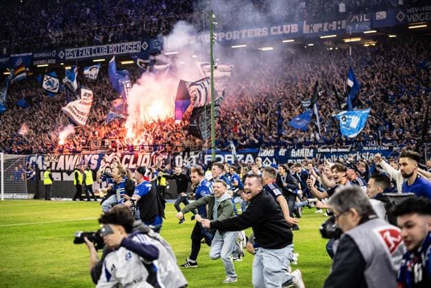 Soccer Men 2 Bundesliga 33 Matchday Season 2024 2025 Hamburger SV vs SSV Ulm 1846 Football 10 05 2025 10 05 2025 10 05 2025, Football, Season 2024 2025, 2 Bundesliga, 33 Matchday, Hamburger SV SSV Ulm, Emotions Joy Cheers at Hamburger SVs promotion to the 1 Bundesliga Platzsturm der Fans des Hamburger SV Foto Lucca Fundel DFL regulations prohibit any use of photographs as image sequences and or quasi video Hamburg Volksparkstadion Hamburg Hamburg Germany