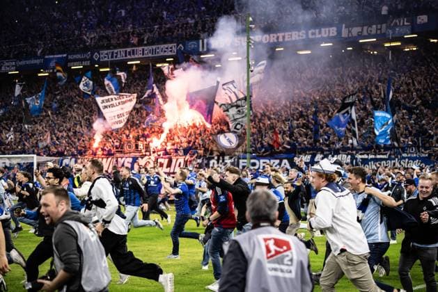 Soccer Men 2 Bundesliga 33 Matchday Season 2024 2025 Hamburger SV vs SSV Ulm 1846 Football 10 05 2025 10 05 2025 10 05 2025, Football, Season 2024 2025, 2 Bundesliga, 33 Matchday, Hamburger SV SSV Ulm, Emotions Joy Cheers at Hamburger SVs promotion to the 1 Bundesliga Platzsturm der Fans des Hamburger SV Foto Lucca Fundel DFL regulations prohibit any use of photographs as image sequences and or quasi video Hamburg Volksparkstadion Hamburg Hamburg Germany