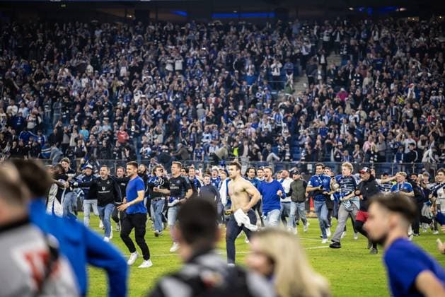 Soccer Men 2 Bundesliga 33 Matchday Season 2024 2025 Hamburger SV vs SSV Ulm 1846 Football 10 05 2025 10 05 2025 10 05 2025, Football, Season 2024 2025, 2 Bundesliga, 33 Matchday, Hamburger SV SSV Ulm, Emotions Joy Cheers at Hamburger SVs promotion to the 1 Bundesliga Platzsturm der Fans des Hamburger SV Foto Lucca Fundel DFL regulations prohibit any use of photographs as image sequences and or quasi video Hamburg Volksparkstadion Hamburg Hamburg Germany