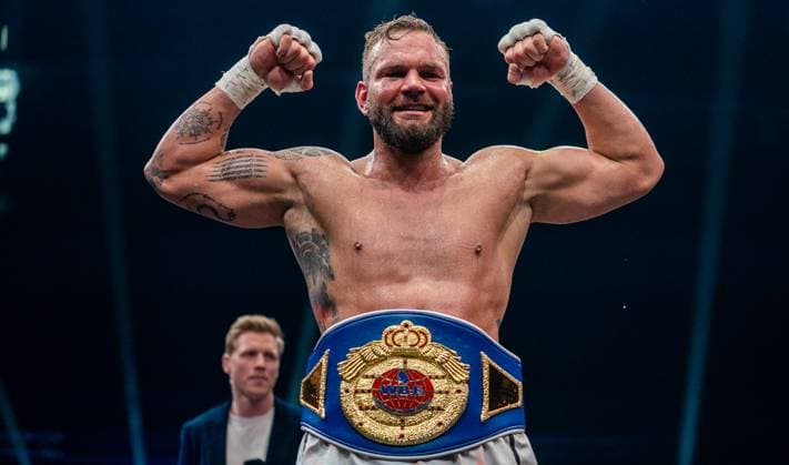 Bilder des Jahres 2025, Sport 05 Mai Sport Themen der Woche KW19 Sport Bilder des Tages 10.5.2025, Boxen, GER, Herren, P2M, Rostock boxt, WBF European Title, Felix Langberg (Rostock) - Dennis Lewandowski (Greifswald) Felix Langberg (Rostock) jubelt mit dem Gürtel um die Hüfte. Rostock Stadthalle Mecklenburg-Vorpommern Deutschland *** 10 5 2025, Boxing, GER, Men, P2M, Rostock boxing, WBF European Title, Felix Langberg Rostock Dennis Lewandowski Greifswald Felix Langberg Rostock cheers with the belt around his waist Rostock Stadthalle Mecklenburg Vorpommern Germany