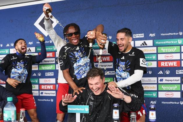 2 Bundesliga Hamburger SV SSV Ulm on 10 05 2025 at the Volksparkstadion in Hamburg Coach Merlin Polzin Hamburg is surprised at the press conference with a beer shower among others Immanuel Pherai Hamburg 10 , Ludovit Reis Hamburg 14 MH