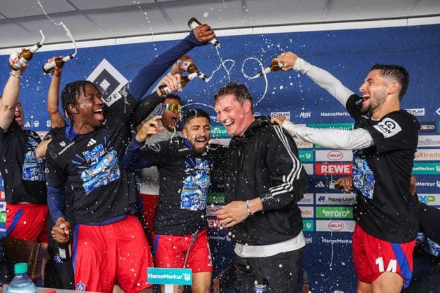 2 Bundesliga Hamburger SV SSV Ulm on 10 05 2025 at the Volksparkstadion in Hamburg Coach Merlin Polzin Hamburg is surprised at the press conference with a beer shower among others Immanuel Pherai Hamburg 10 , Ludovit Reis Hamburg 14 MH