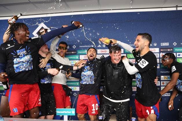 2 Bundesliga Hamburger SV SSV Ulm on 10 05 2025 at Volksparkstadion in Hamburg Coach Merlin Polzin Hamburg is surprised at the press conference with a beer shower among others Joel Agyekum Hamburg 39 , Immanuel Pherai Hamburg 10 , Ludovit Reis Hamburg 14 MH