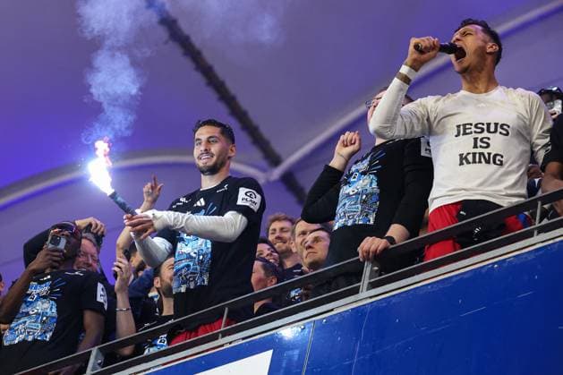 2 Bundesliga Hamburger SV SSV Ulm on 10 05 2025 at Volksparkstadion in Hamburg Ludovit Reis Hamburg 14 lights a Bengalo and Davie Selke Hamburg 27 at the microphone MH
