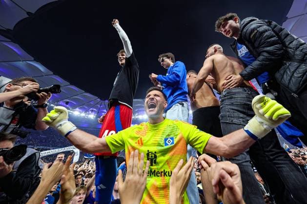 2 Bundesliga Hamburger SV SSV Ulm on 10 05 2025 at Volksparkstadion in Hamburg Goalkeeper Daniel Heuer Fernandes Hamburg 1 cheers and is happy with the fans MH