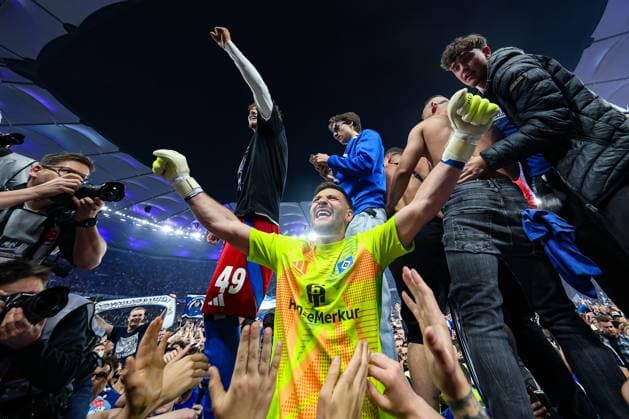 2 Bundesliga Hamburger SV SSV Ulm on 10 05 2025 at Volksparkstadion in Hamburg Goalkeeper Daniel Heuer Fernandes Hamburg 1 cheers and is happy with the fans MH