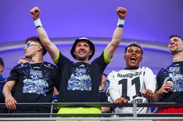2. Bundesliga - Hamburger SV - SSV Ulm am 10.05.2025 im Volksparkstadion in Hamburg Torwart Daniel Heuer Fernandes (Hamburg 1) , Ransford Königsdörffer Koenigsdoerffer Konigsdorffer (Hamburg 11) jubeln und freuen sich mit den Fans MH