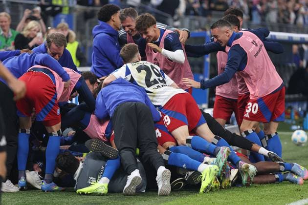 2 Bundesliga Hamburger SV SSV Ulm on 10 05 2025 at Volksparkstadion in Hamburg Cheering, goal celebration, goal scorer Davie Selke Hamburg 27 celebrates with the team after his goal for 3 to 1 MH