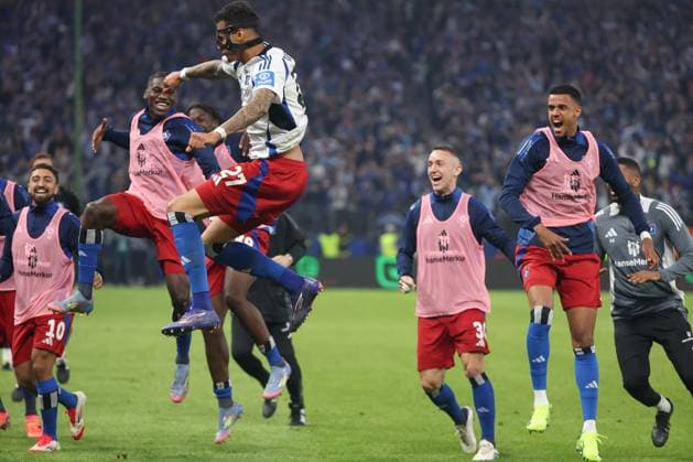 2 Bundesliga Hamburger SV SSV Ulm on 10 05 2025 at Volksparkstadion in Hamburg Cheering, goal celebration, goal scorer Davie Selke Hamburg 27 celebrates with the team after his goal for 3 to 1 MH