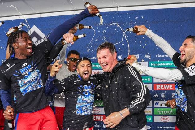 2 Bundesliga Hamburger SV SSV Ulm on 10 05 2025 at Volksparkstadion in Hamburg Coach Merlin Polzin Hamburg is surprised at the press conference with a beer shower among others Joel Agyekum Hamburg 39 , Immanuel Pherai Hamburg 10 , Ludovit Reis Hamburg 14 MH