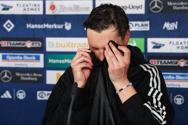 2 Bundesliga Hamburger SV SSV Ulm on 10 05 2025 at Volksparkstadion in Hamburg Coach Merlin Polzin Hamburg is surprised with a beer shower at the press conference and wipes the beer off his face MH