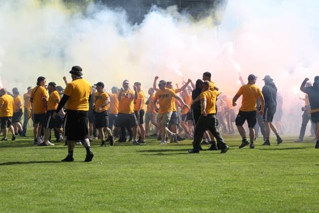 10 05 2025, xrekx, Fußball 3 Liga, SV Waldhof Mannheim Dynamo Dresden v l Platzsturm Dynamo Fans Polizei im Innenraum dynamo Fans ,Stimmung, Schals, Trikot, Fahne, Banner, Ultras, Zuschauer, Besucher, Choreo, Choreografie, atmosphere, spectators, Visitors, Pyrotechnik DFL DFB REGULATIONS PROHIBIT ANY USE OF PHOTOGRAPHS as IMAGE SEQUENCES and or QUASI VIDEO Mannheim