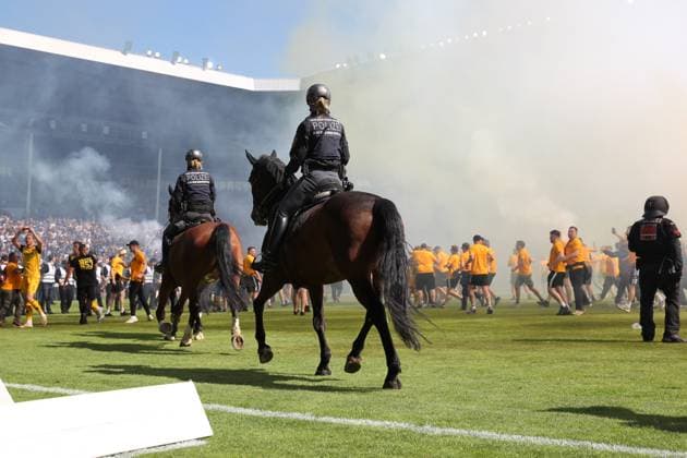 10 05 2025, xrekx, Fußball 3 Liga, SV Waldhof Mannheim Dynamo Dresden v l Platzsturm Dynamo Fans Polizei im Innenraum dynamo Fans ,Stimmung, Schals, Trikot, Fahne, Banner, Ultras, Zuschauer, Besucher, Choreo, Choreografie, atmosphere, spectators, Visitors, Pyrotechnik, Polizeipferde DFL DFB REGULATIONS PROHIBIT ANY USE OF PHOTOGRAPHS as IMAGE SEQUENCES and or QUASI VIDEO Mannheim
