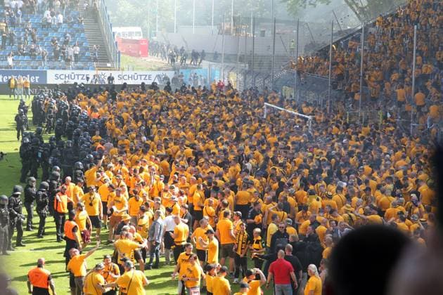 Bilder des Jahres 2025, Sport 05 Mai Sport Themen der Woche KW19 Sport Bilder des Tages 10.05.2025, xrekx, Fussball 3.Liga, SV Waldhof Mannheim - Dynamo Dresden v.l. Platzsturm Dynamo Fans Polizei im Innenraum dynamo Fans ,Stimmung, Schals, Trikot, Fahne, Banner, Ultras, Zuschauer, Besucher, Choreo, Choreografie, atmosphere, spectators, Visitors, Pyrotechnik, Polizeipferde (DFL DFB REGULATIONS PROHIBIT ANY USE OF PHOTOGRAPHS as IMAGE SEQUENCES and or QUASI-VIDEO) Mannheim *** 10 05 2025, xrekx, Fußball 3 Liga, SV Waldhof Mannheim Dynamo Dresden v l Platzsturm Dynamo Fans Polizei im Innenraum dynamo Fans ,Stimmung, Schals, Trikot, Fahne, Banner, Ultras, Zuschauer, Besucher, Choreo, Choreografie, atmosphere, spectators, Visitors, Pyrotechnik, Polizeipferde DFL DFB REGULATIONS PROHIBIT ANY USE OF PHOTOGRAPHS as IMAGE SEQUENCES and or QUASI VIDEO Mannheim