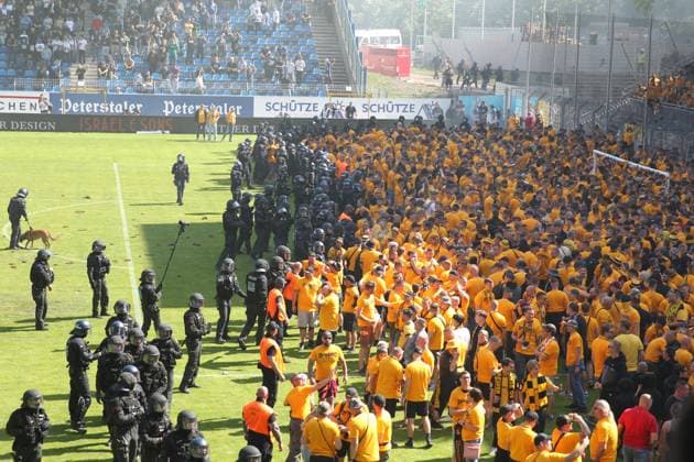 10 05 2025, xrekx, Fußball 3 Liga, SV Waldhof Mannheim Dynamo Dresden v l Platzsturm Dynamo Fans Polizei im Innenraum dynamo Fans ,Stimmung, Schals, Trikot, Fahne, Banner, Ultras, Zuschauer, Besucher, Choreo, Choreografie, atmosphere, spectators, Visitors, Pyrotechnik, Polizeipferde, Polizeihund DFL DFB REGULATIONS PROHIBIT ANY USE OF PHOTOGRAPHS as IMAGE SEQUENCES and or QUASI VIDEO Mannheim