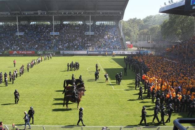 10 05 2025, xrekx, Fußball 3 Liga, SV Waldhof Mannheim Dynamo Dresden v l Platzsturm Dynamo Fans Polizei im Innenraum dynamo Fans ,Stimmung, Schals, Trikot, Fahne, Banner, Ultras, Zuschauer, Besucher, Choreo, Choreografie, atmosphere, spectators, Visitors, Pyrotechnik, Polizeipferde, Polizeihund DFL DFB REGULATIONS PROHIBIT ANY USE OF PHOTOGRAPHS as IMAGE SEQUENCES and or QUASI VIDEO Mannheim