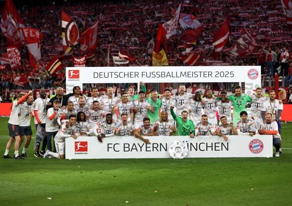 Football, Men, Bundesliga, Season 2024 2025, FC Bayern München Borussia Mönchengladbach, Allianz Arena Champion celebration after the match, The team celebrating together, Winner photo, Team photo, Team photo, Cheering, Celebrating, German Champion DFB, DFL regulations prohibit any use of photographs as image sequences and or quasi video