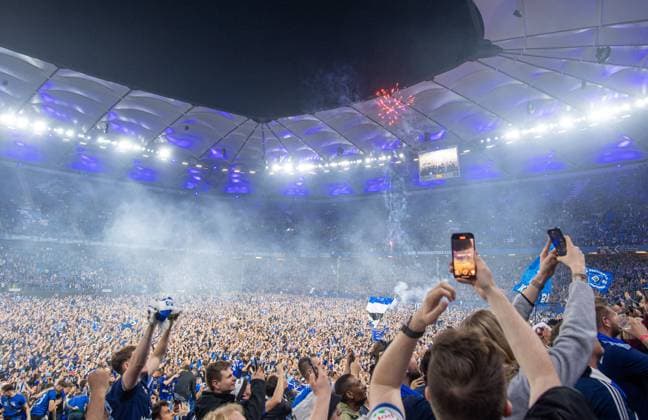 Soccer, Men, Season 2024 2025, 2 Bundesliga 33 Matchday , Hamburger SV SSV Ulm, HSV celebrates promotion to the 1 Bundesliga, in the picture fans storming the pitch, 10 05 2025, Copyright: xSebastianxRäppold MatthiasxKochx